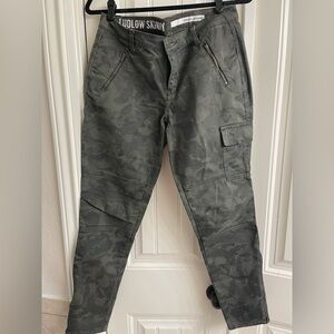 DKNY "Ludlow Skinny" cargo pants, green camouflage print, size 6.